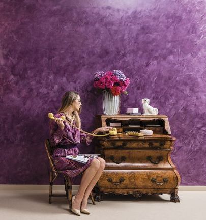 девушка и комод на фоне декоративной штукатурки