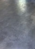 mikroczement-na-polu-s-glyanczevym-lakom2