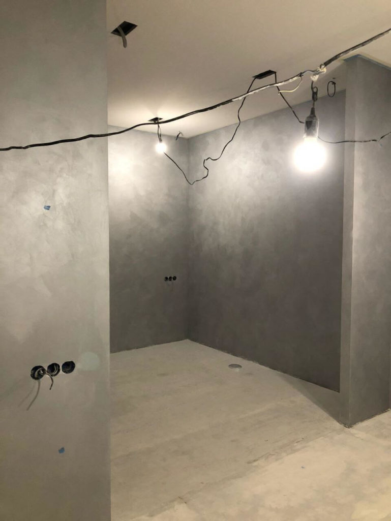 Штукатурка мокрый шелк Квартира в Italica Luce в темном цвете