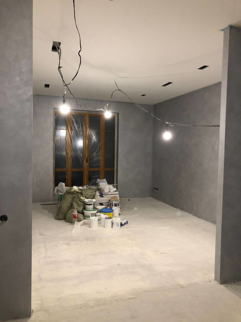 Штукатурка мокрый шелк Квартира в Italica Luce в темном цвете