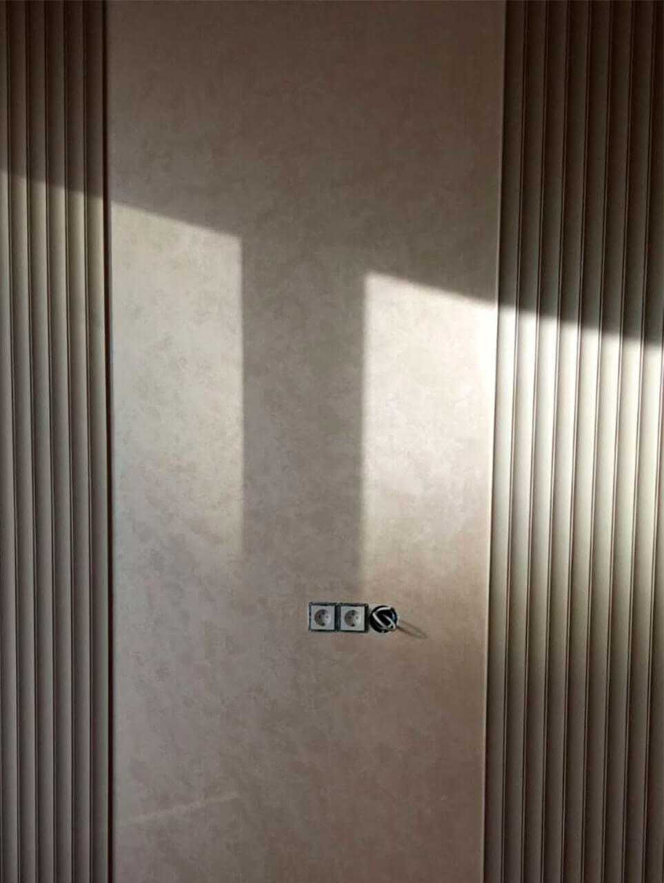 dekorativnaya-shtukaturka-mokryy-shelk-v-interere-italica-luce-velour-1 Штукатурка мокрый шелк Italica Velour