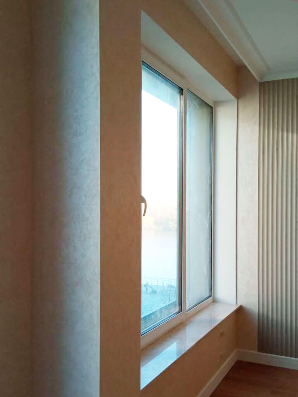 dekorativnaya-shtukaturka-mokryy-shelk-v-interere-italica-luce-velour-7 Штукатурка мокрый шелк Italica Velour