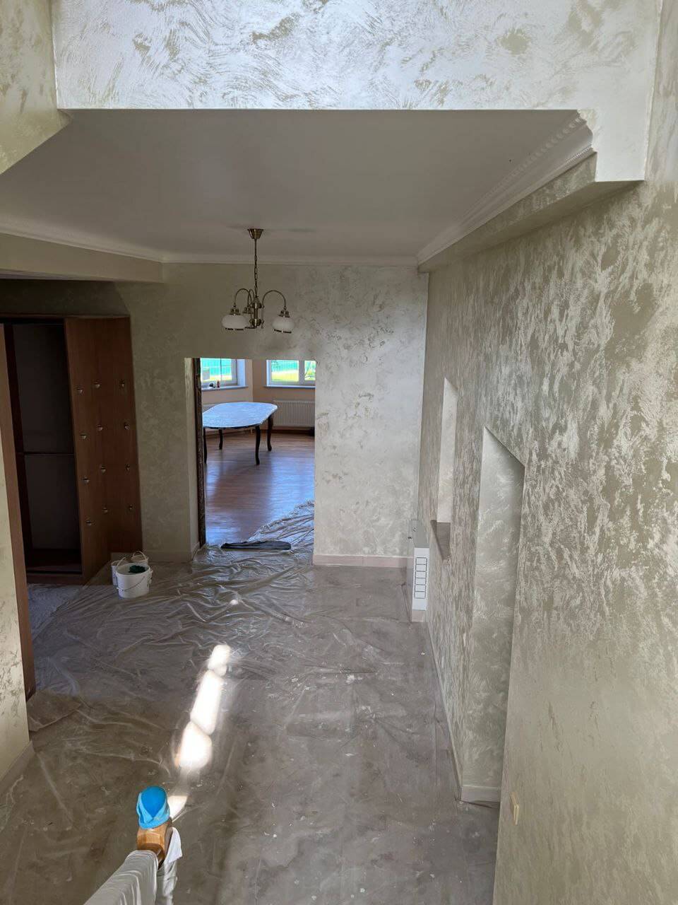 perlamutrovyy-pesok-rifflet-sniny-400-2 перламутровый песок Rifflet Sniny 400 в интерьере загородного дома