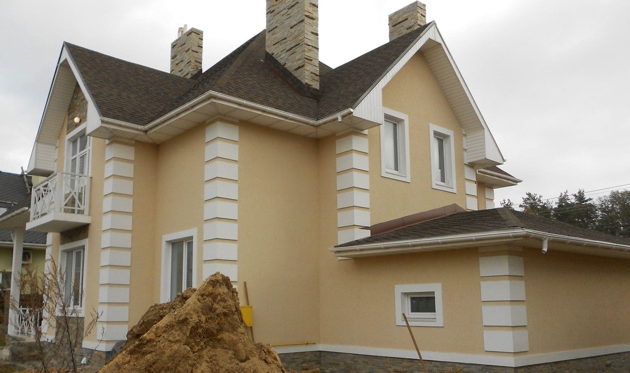 Как выбрать фасадную штукатурку, учитывая климатические условия: советы и рекомендации