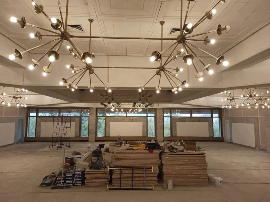 Декоративная штукатурка Intonaca Qarze с золотыми вкраплениями Oro Europe для РАН, в стиле интерьера фасада и внутренней отделки