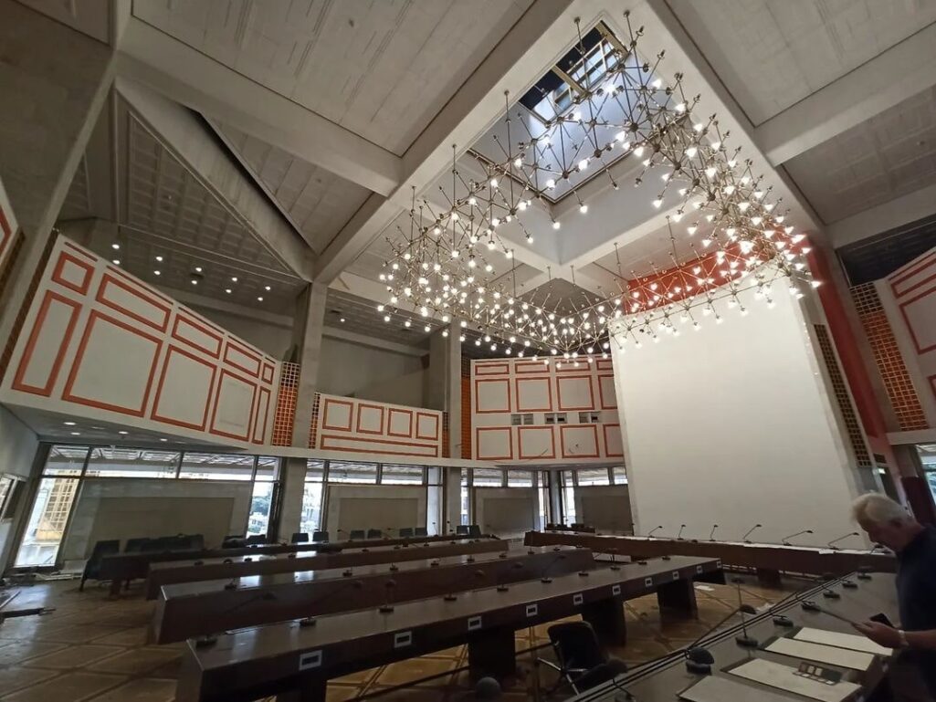 Декоративная штукатурка Intonaca Qarze с золотыми вкраплениями Oro Europe для РАН, в стиле интерьера фасада и внутренней отделки