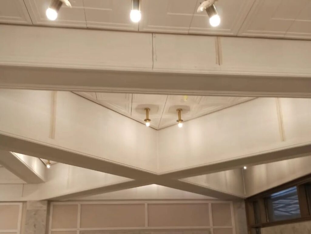 Декоративная штукатурка Intonaca Qarze с золотыми вкраплениями Oro Europe для РАН, в стиле интерьера фасада и внутренней отделки