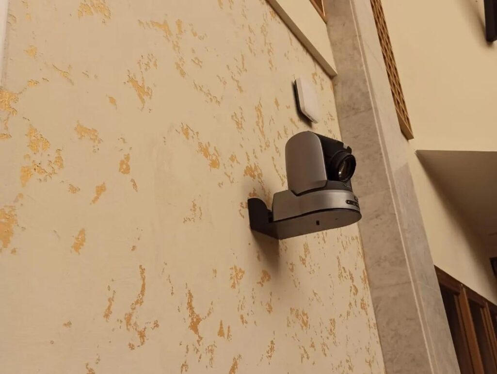 Декоративная штукатурка Intonaca Qarze с золотыми вкраплениями Oro Europe для РАН, в стиле интерьера фасада и внутренней отделки