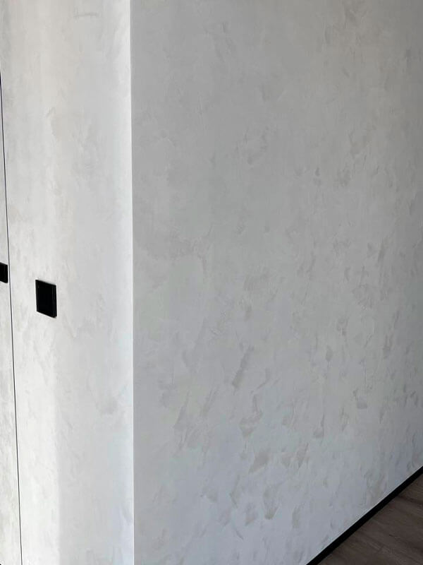 matovaya-shtukaturka-italica-gradiente-zamsha-nanesenie-kelmoy-3 Интерьер квартиры комбинация матового и рельефного эффектов Italica Gradiente + Italica Villaggio