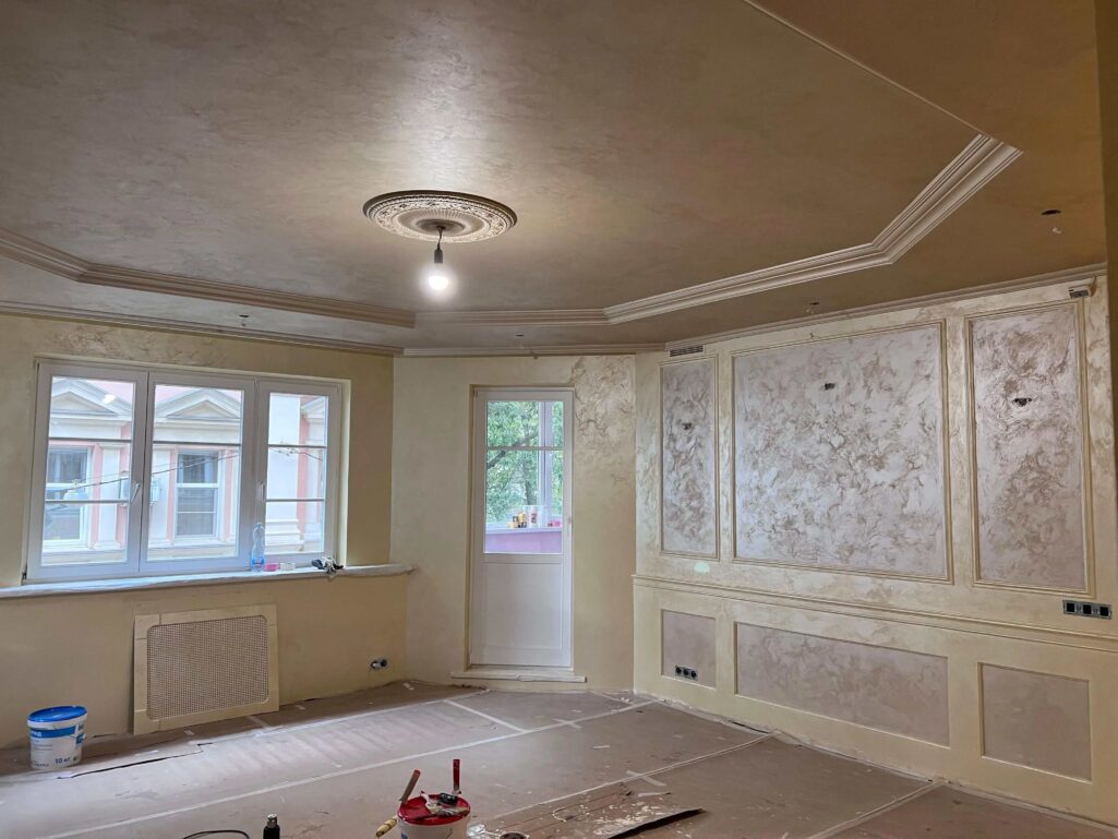 Объект ЦАО квартира, потолок шелк Italica Nuova Venezia Bianco+Oro, стены Rifflet Shiny 200