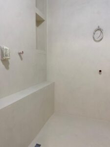 Italica Policement 600+ 300, лаки Protector (водный барьер) + 2 слоя PU2 (2х компонентный полиуритановый напольный лак)