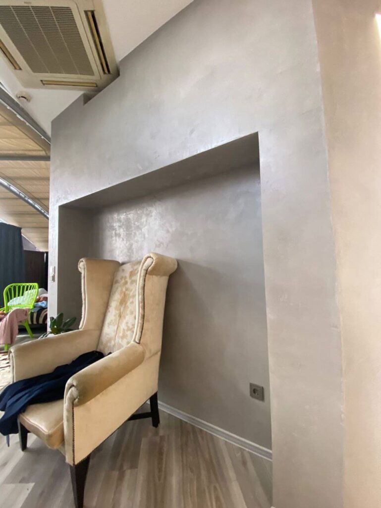 декоративная штукатурка под камень ITALICA MARMO TRAVERTINO интерьер квартиры