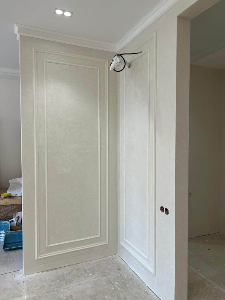 Фактурная штукатурка Italica Marmo Travertino Fine + лак Cristallo Argento