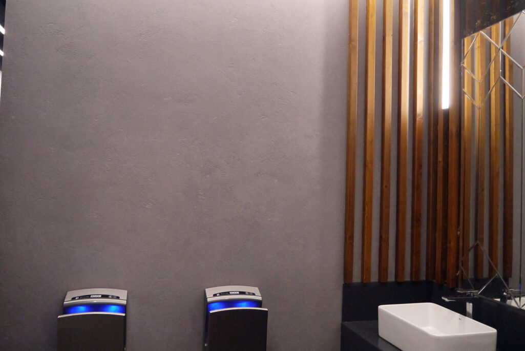 Фактурная штукатурка Intonaco Quarzo + Finishmatt в санузле