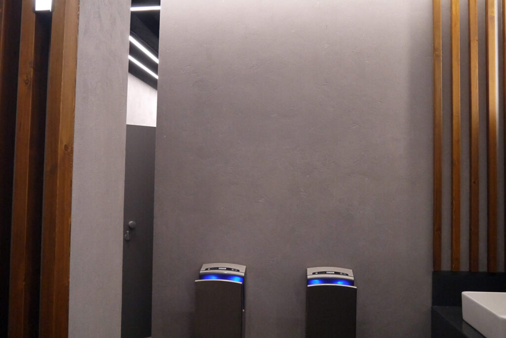 Фактурная штукатурка Intonaco Quarzo + Finishmatt в санузле