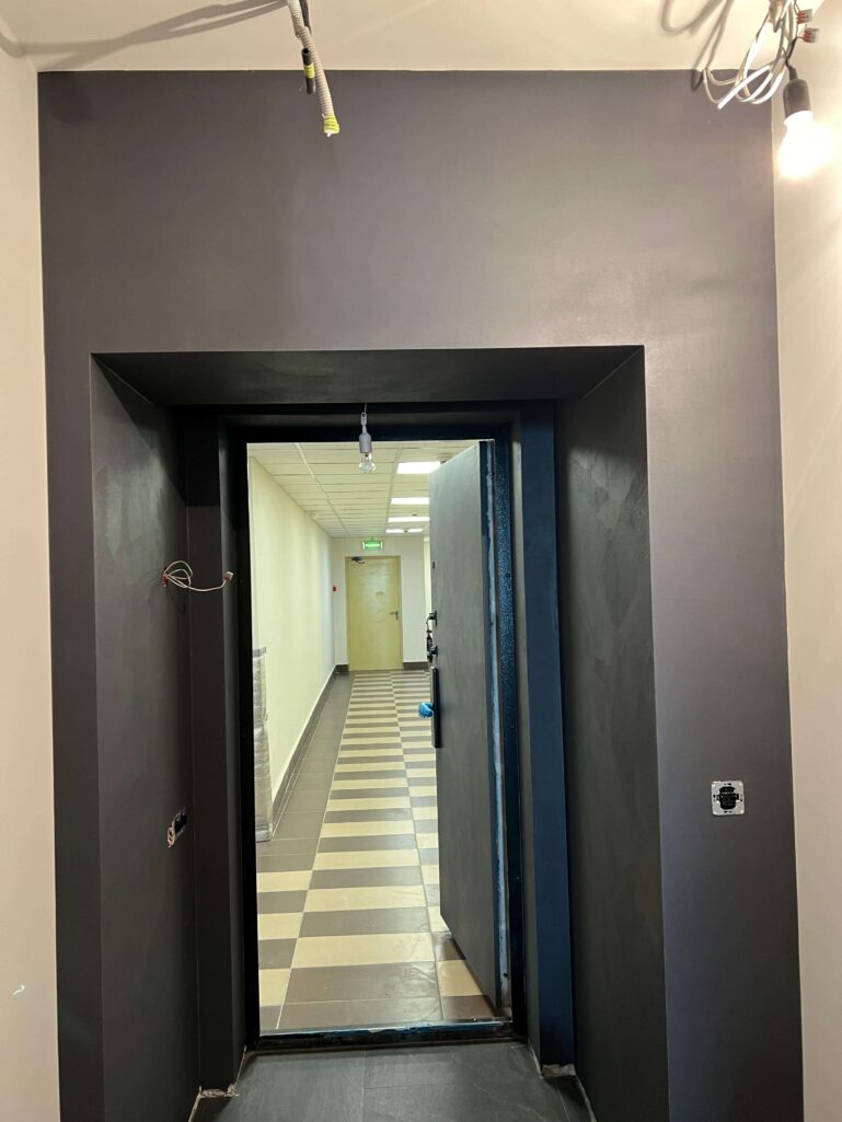 Штукатурка с эффектом микроцемент Polycement в темных тонах