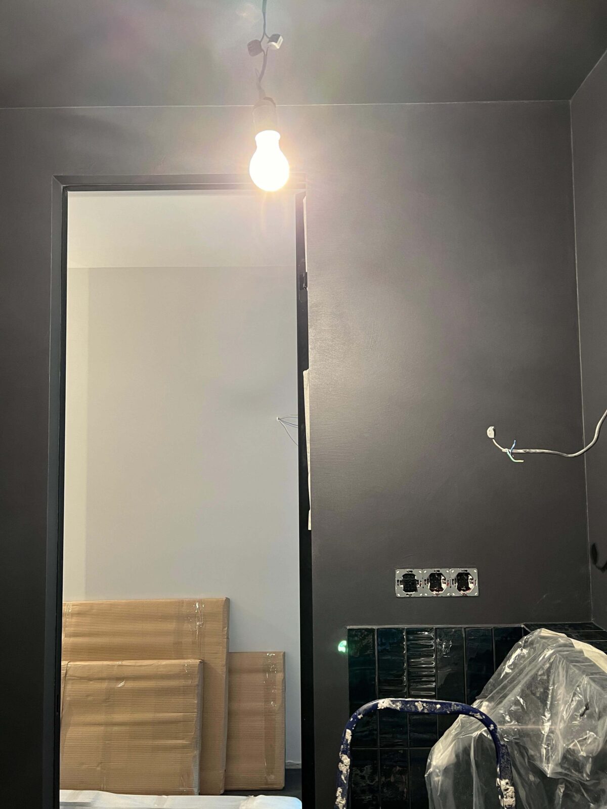 Штукатурка с эффектом микроцемент Polycement в темных тонах