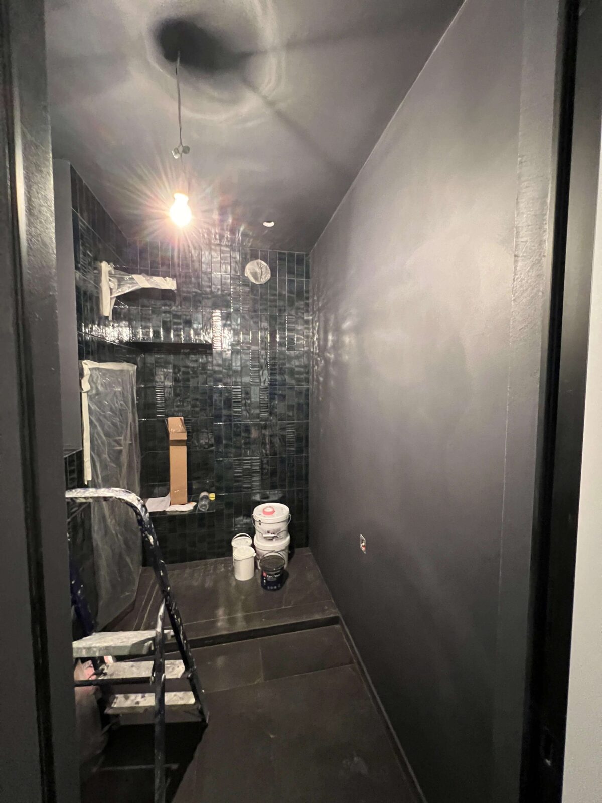 Штукатурка с эффектом микроцемент Polycement в темных тонах