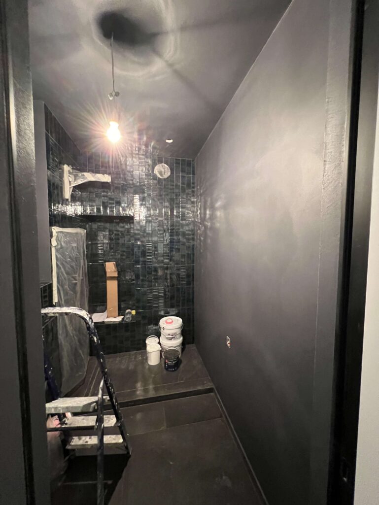 Штукатурка с эффектом микроцемент Polycement в темных тонах