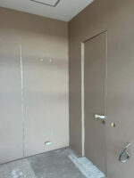 Декоративная штукатурка микроцемент на стенах и дверях Polycement 600+300 + Protector + Pu2