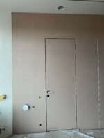 Декоративная штукатурка микроцемент на стенах и дверях Polycement 600+300 + Protector + Pu2