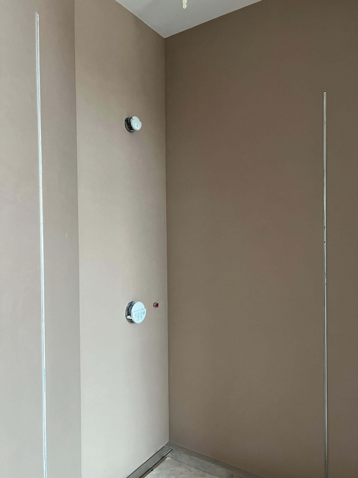 Декоративная штукатурка микроцемент на стенах и дверях Polycement 600+300 + Protector + Pu2