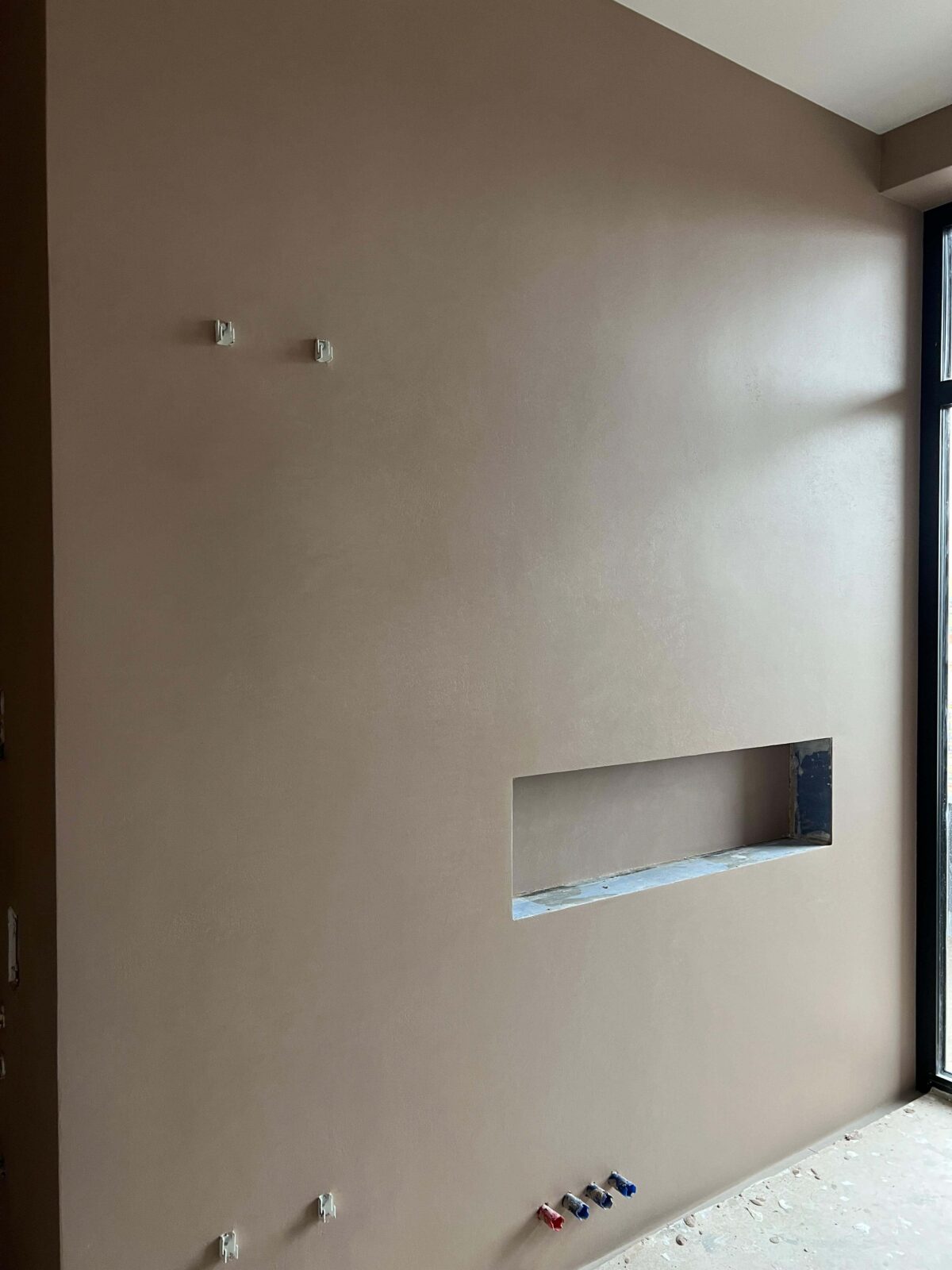 Декоративная штукатурка микроцемент на стенах и дверях Polycement 600+300 + Protector + Pu2