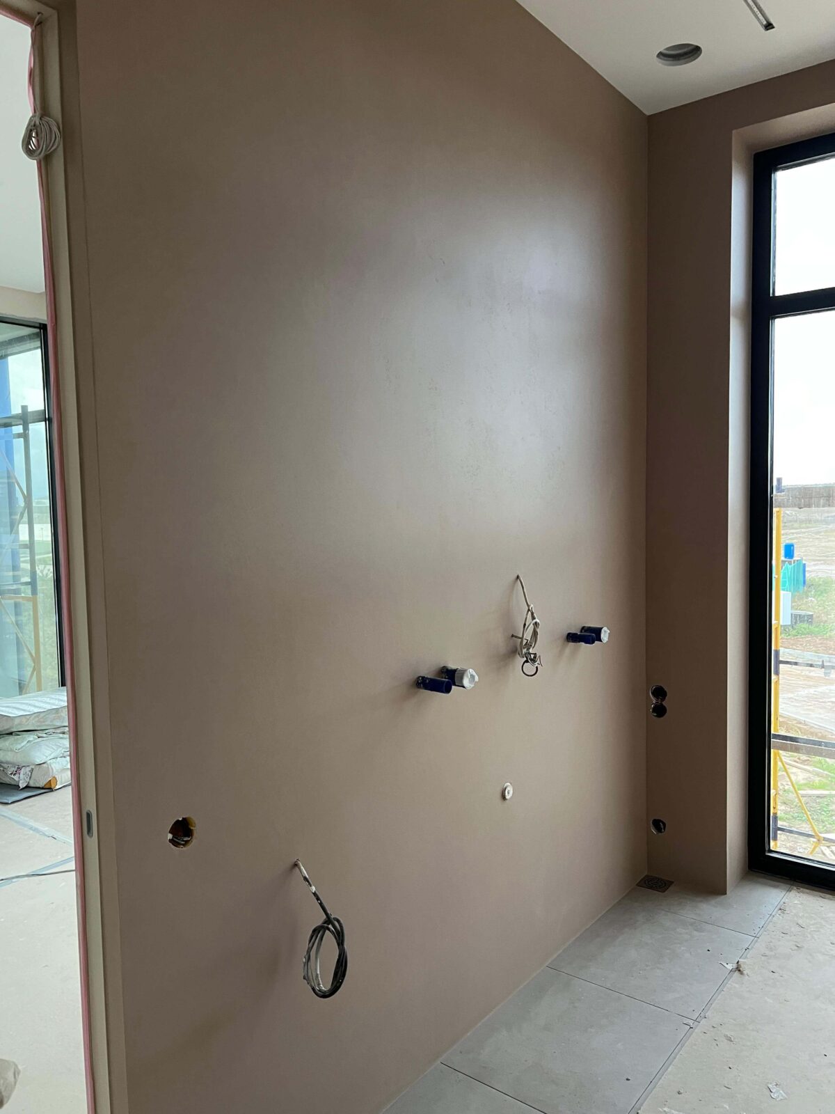 Декоративная штукатурка микроцемент на стенах и дверях Polycement 600+300 + Protector + Pu2