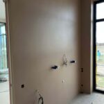 Декоративная штукатурка микроцемент на стенах и дверях Polycement 600+300 + Protector + Pu2