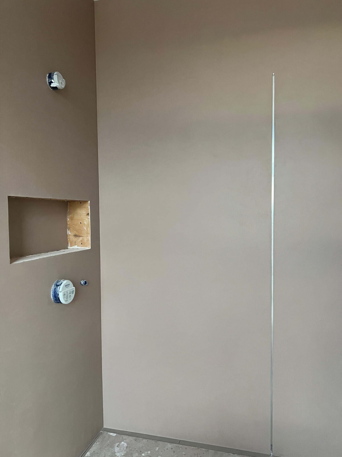 Декоративная штукатурка микроцемент на стенах и дверях Polycement 600+300 + Protector + Pu2