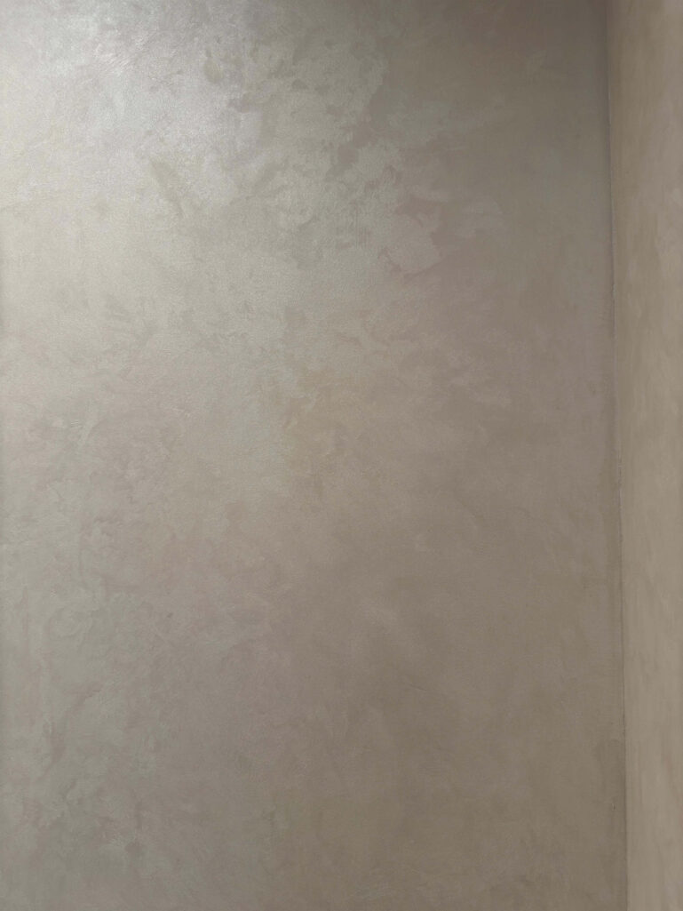 Декоративная штукатурка мокрый шелк Italica Luce в интерьере со скрытыми дверьми