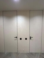 Декоративная штукатурка мокрый шелк Italica Luce в интерьере со скрытыми дверьми