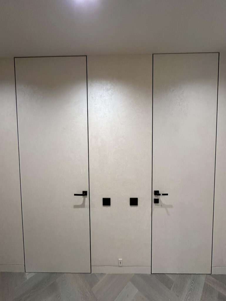 Декоративная штукатурка мокрый шелк Italica Luce в интерьере со скрытыми дверьми