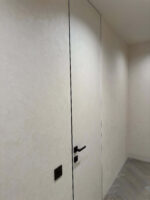 Декоративная штукатурка мокрый шелк Italica Luce в интерьере со скрытыми дверьми