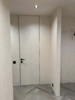 Декоративная штукатурка мокрый шелк Italica Luce в интерьере со скрытыми дверьми