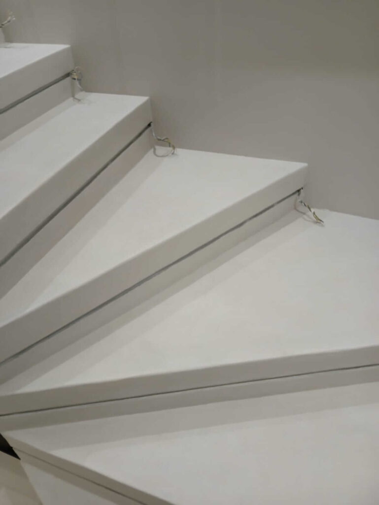 Декоративная штукатурка Polycement + Protector + PU2 в молочном белом оттенке