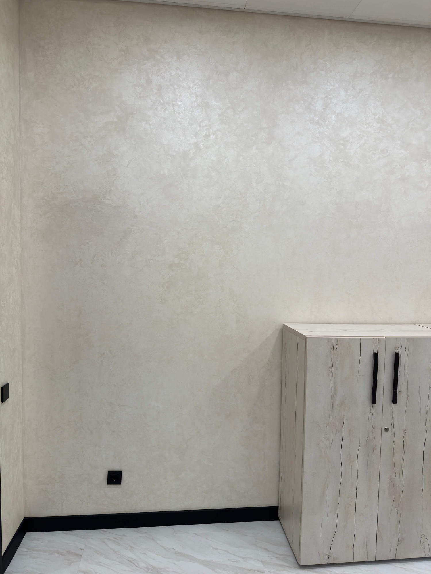 dekorativnaya-shtukaturka-mokryy-shelk-italica-luce-vyuzhka-3 Декоративная штукатурка мокрый шелк Italica Luce вьюжка