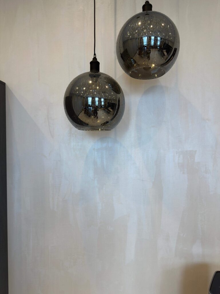 Штукатурка мокрый шелк Seta Minerale + Luce в пастельном цвете для минималистичного стиля