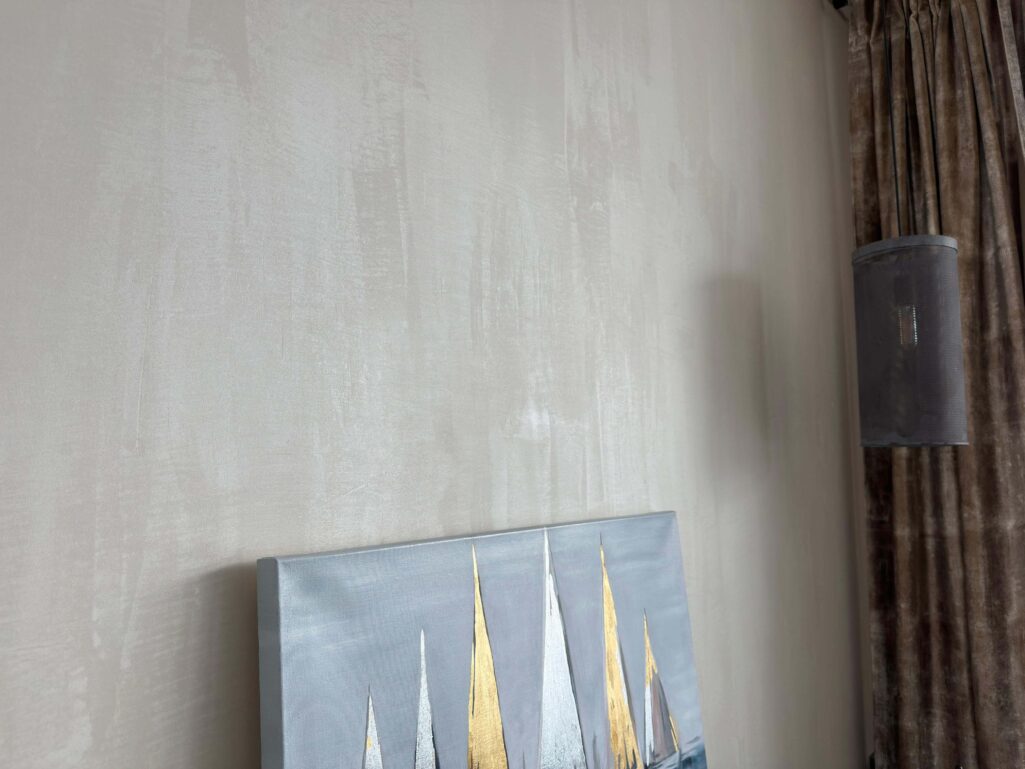 Штукатурка мокрый шелк Seta Minerale + Luce в пастельном цвете для минималистичного стиля