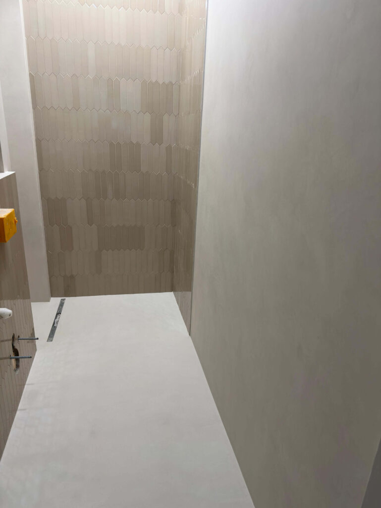 Декоративная штукатурка для санузлов Polycenement 600+300с защитным лаком PROTECTOR + LACCA ESTREMO PU2