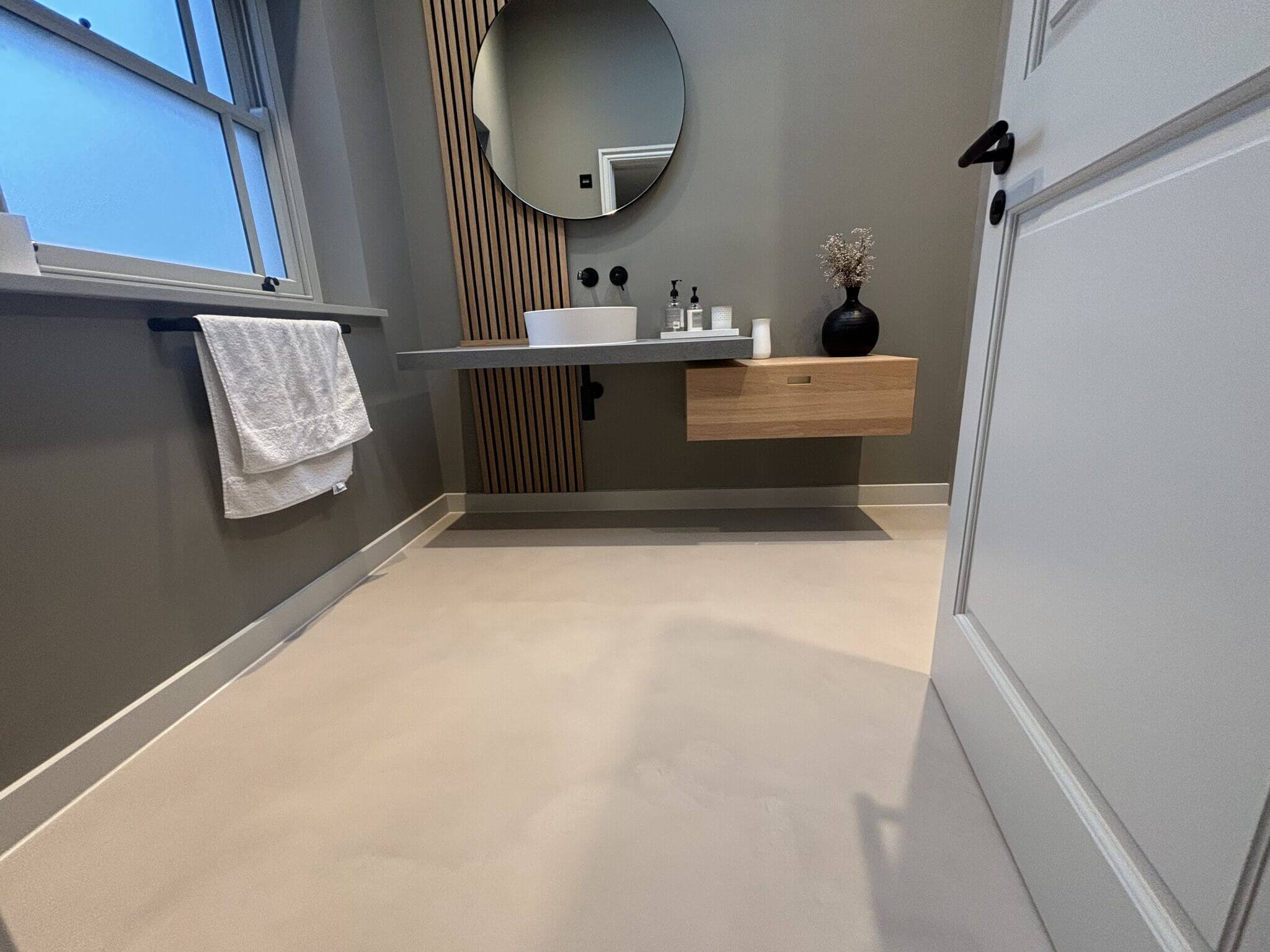 Арт-бетон SAN MARCO Muratore в душевом углу