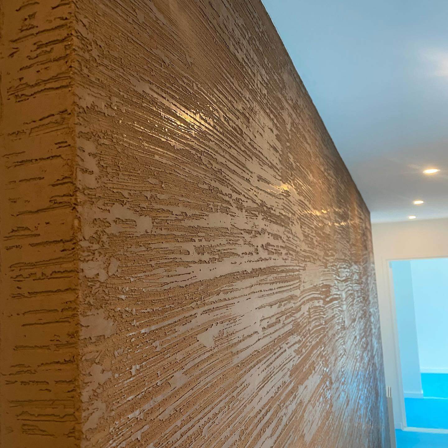 Интерьер с фактурной штукатуркой Marmorino Classico и подсветкой