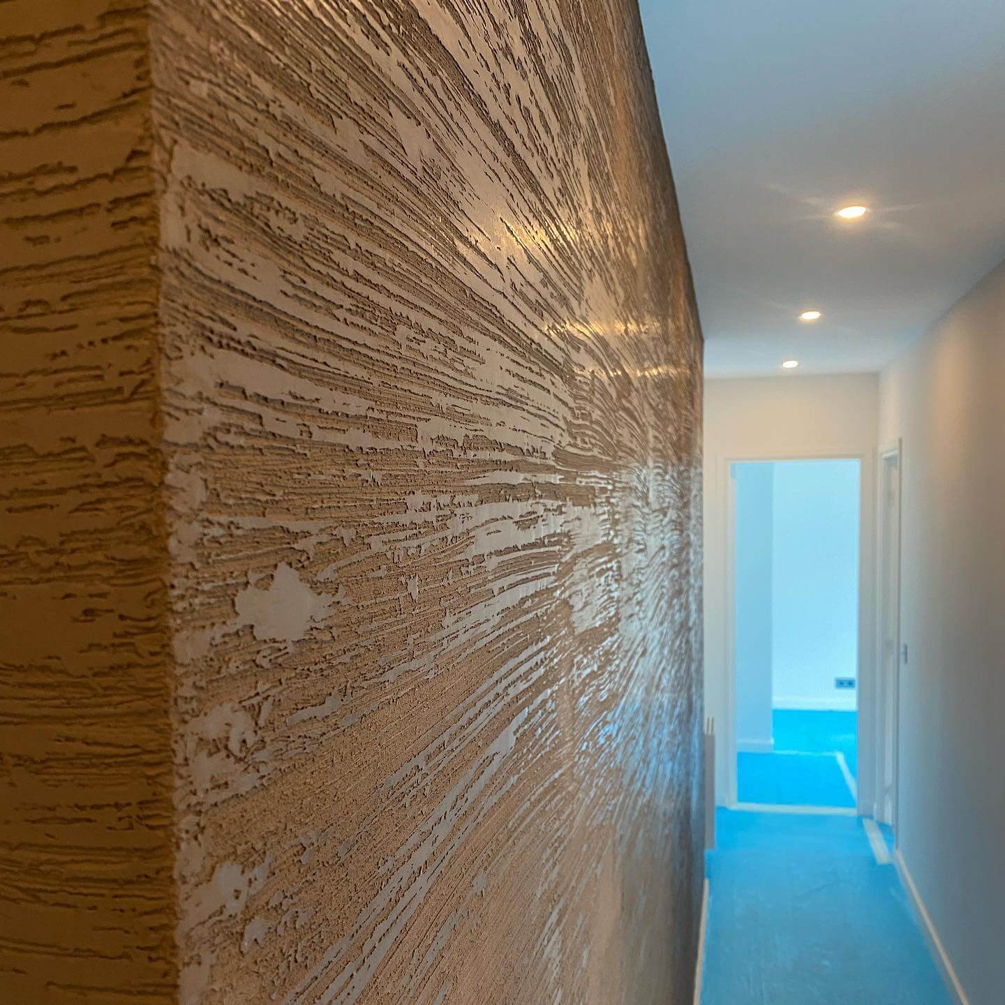 Фактурное покрытие Marmorino Classico с эффектом 1000 линий в интерьере