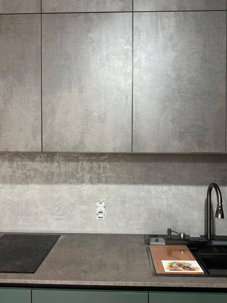 Кухонный фартук из штукатурки Italica Marmo Travertino 500 + защитные лаки