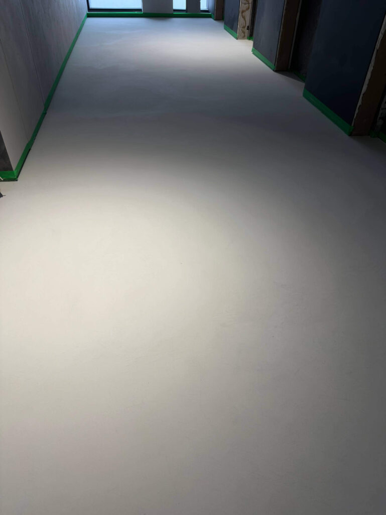 Полы Polycement и стены Intonaco QW500 — цельная отделка интерьера