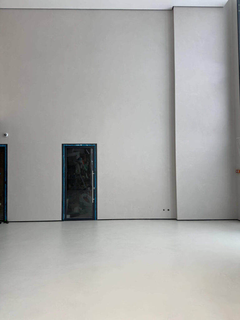 Полы Polycement и стены Intonaco QW500 — цельная отделка интерьера