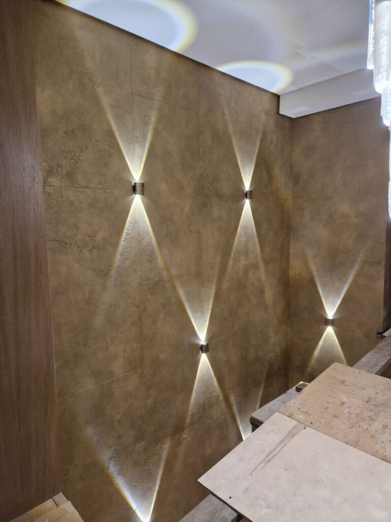 Сложная многослойная отделка с эффектом травертина и бронзы